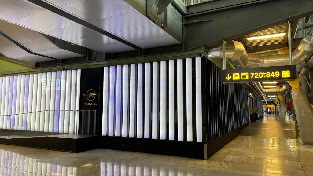 The covered walk between terminal and rooms, Air Rooms Madrid Airport